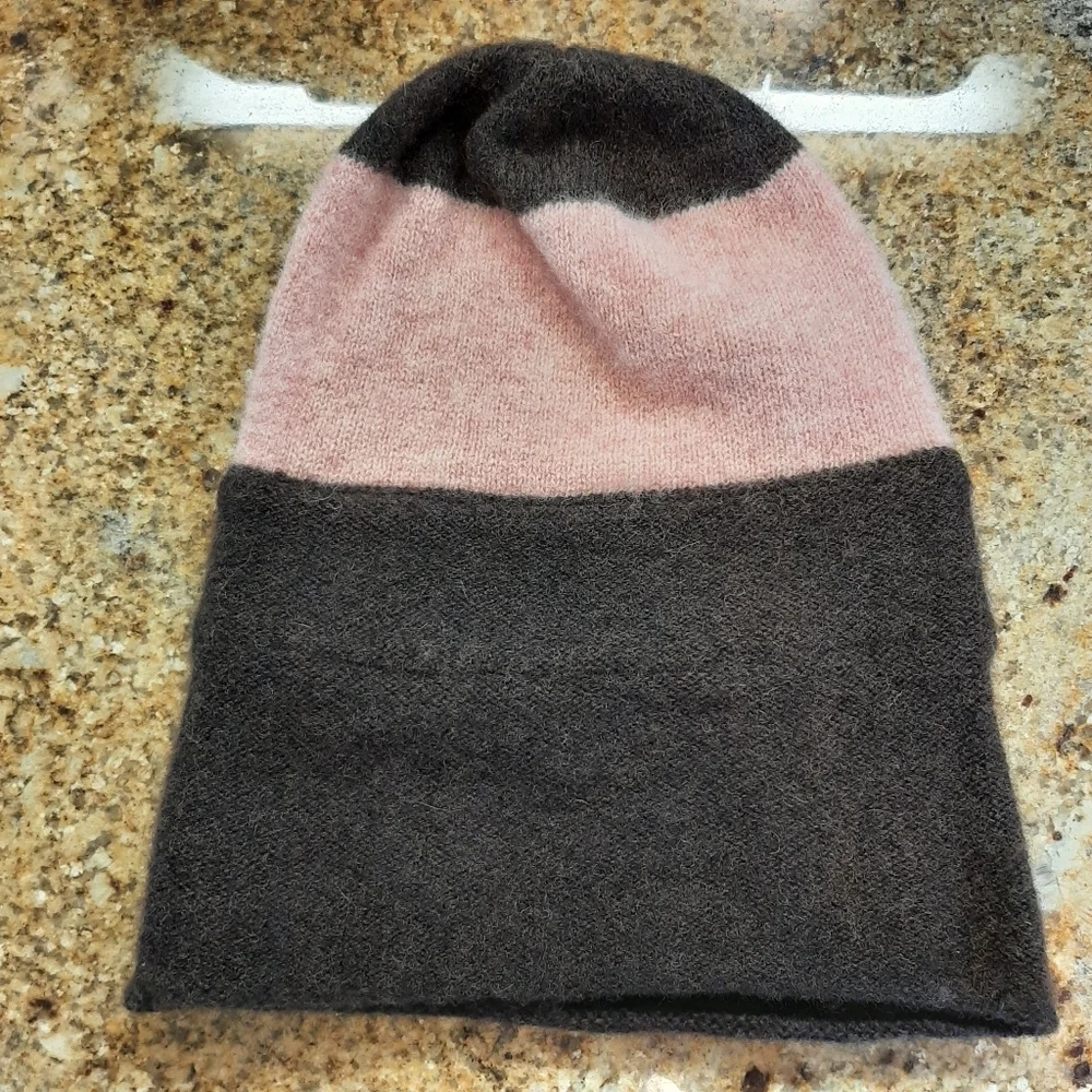 GAP 100% LAMBSWOOL KNIT HAT WITH SWEAT BAND.